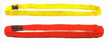 Τμήματα υπερυψωμένων γερανών για τα αγαθά, τον κόκκινο ή κίτρινο πολυεστέρα γύρω από τον ατελείωτο τύπο σφεντονών